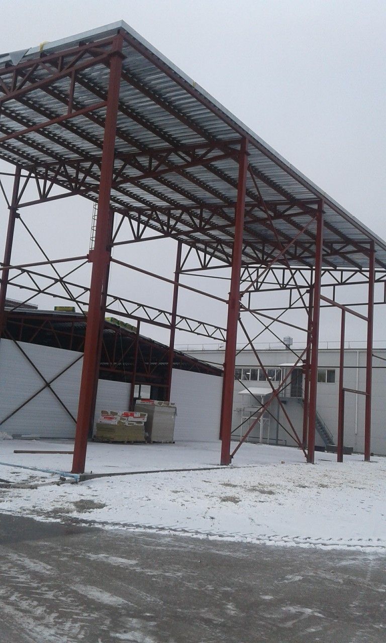 Large structural steel roof frame for an industrial building under construction